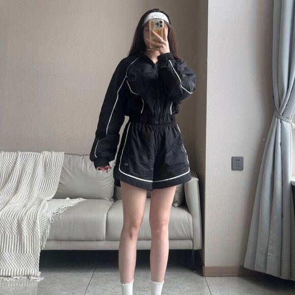 Alo yoga Women's Black casual sportswear set with sun protection - Picture 2 of 6